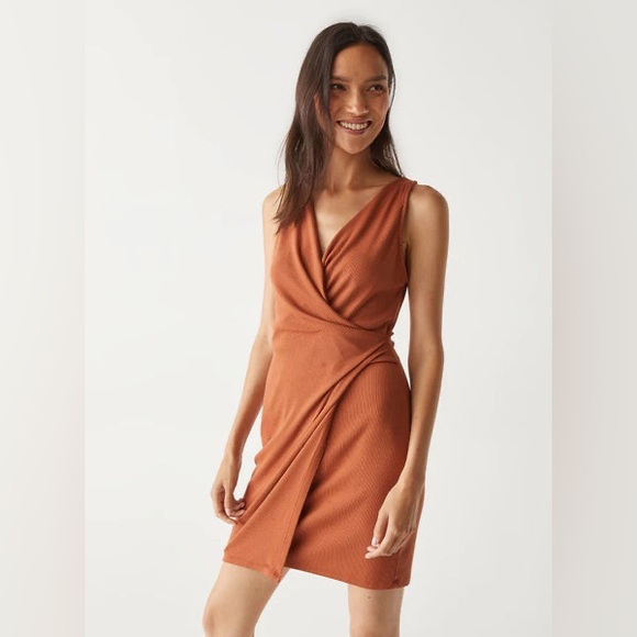 MICHAEL STARS NWOT ABBY FAUX WRAP DRESS💚 in Olive Green - Picture 2 of 4